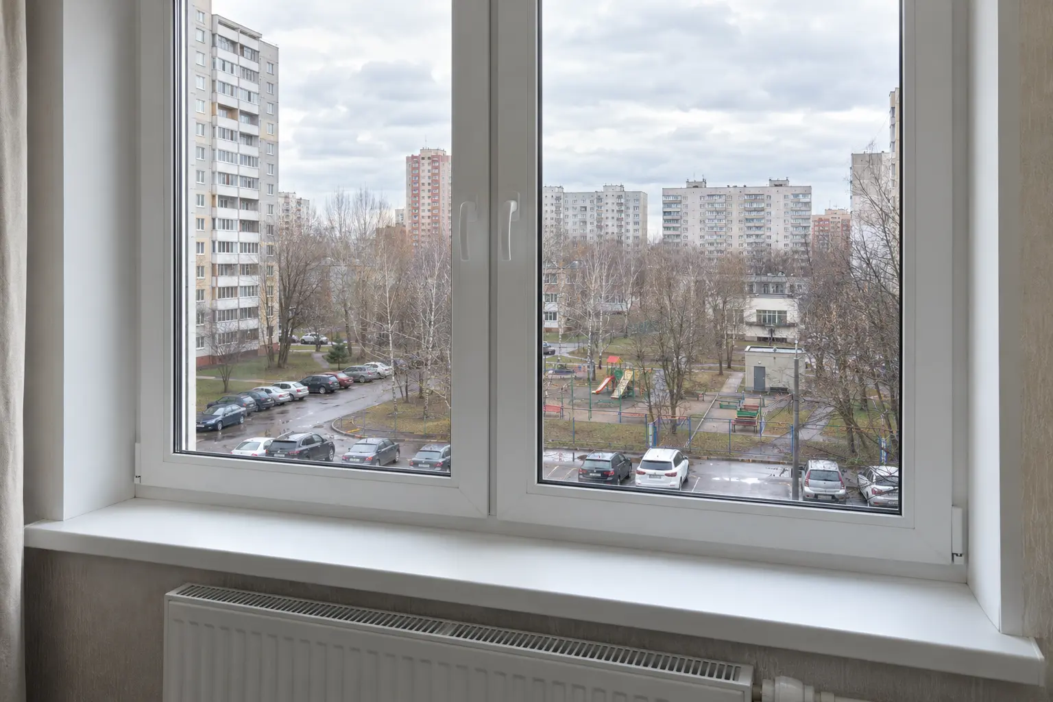 Чистое окно с видом на московский двор